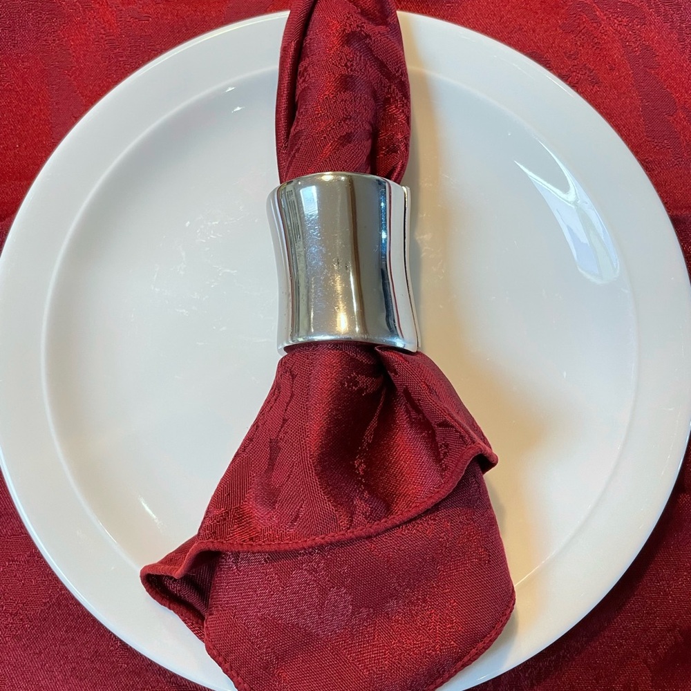 16 Christmas Wine Red Coth Napkins. Never used purchased @ Bed, Bath & Beyond.